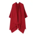 Detailansicht des eleganten roten Cape mit praktischen Vordertaschen und schöner Fransenborte. - Morgenmantel / Rot