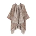 Detail des eleganten braunen Jacquard-Capes mit aufwendigen Vintage-Mustern und Fransen. - Khaki