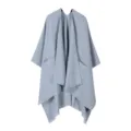 Nahaufnahme Detailansicht des hellblauen Kaschmir-Gefühl Poncho Umhangs mit Vordertaschen. - Morgenmantel / Hellblau