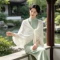 Eleganter weißer Strickschal mit Fransen, kombiniert mit hellgrünem Qipao für Damen. - Dreieckstücher mit Quasten im Nachtwind-Stil - Weiß