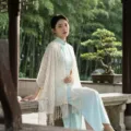 Damen Sommer hohler Strick Qipao Schal dünner Cardigan elegante Umhang Büro warme Stola - Bunte Quastenstolas im Wildfeld-Stil - Hellkhaki