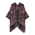 Nahaufnahme Detail eines ethnischen Damen Strick Ponchos mit traditionellem Muster und Saum. - Rosa