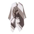 Detailaufnahme des gestreiften Poncho-Schals mit weicher Stricktextur und eleganter Farbkombination. - Colorblock mit Streifen - Kaffee