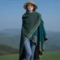Ethischer Kaschmir Schal Umhang für Damen, warmer Winter Reise Poncho mit Muster Design. - Gestreiftes Minikaro - Grün