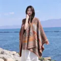 Gros plan détaillé châle tricoté style bohème avec motif géométrique ethnique texture. - Châle à petit motif paisley orange