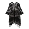 Primer plano del poncho de punto con patrón geométrico étnico, dobladillo con flecos. - Negro y Gris
