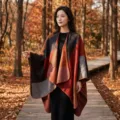 Geometrischer Farbmix Kaschmir-Gefühl Schal Umhang, stilvoller Damen Herbst Winter Poncho. - Karo-Block Rot