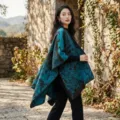 Ethnischer Stil blau und schwarz Kaschmirimitat warmer geschlitzter Umhang Schal Mode Winter - Modisches Schultertuch - Pfauenblau