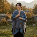 Blauer brauner ethnischer Strick Poncho Schal, stilvoller warmer Kaschmir Cape Mantel Damen. - Modisches Schultertuch - Himmelblau
