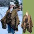 Detailansicht des Vintage Landschaft Strick Schals Cape, mit schönes Retro Muster. - Flussszene / Camel
