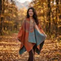 Ethischer Stil Reisedecke Herbst warme Imitation Kaschmir Poncho Umhang Mantel für Damen - Karpfensprung über das Drachentor - Orange