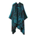Gedetailleerd overzicht van de gebreide poncho met vintage junglepatroon in turquiose en bruin. - Fashion pauwblauw