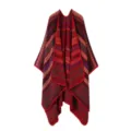 Detaillierter Strickcape mit ethnischen geometrischen Mustern, dickes warmes Design. - Retro-Ethnostil - Knallrot