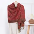 Detalle de bufanda jacquard cachemir burdeos, chal con flecos étnico, accesorio de invierno. - Rojo