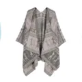 Detailansicht des Damen Strick Ponchos mit geometrischem Muster und offener Vorderseite. - Olivgrün