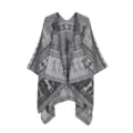 Graues Strick-Cape Detail mit klassischem geometrischem und tierischem Muster, offener Schnitt. - Schwarz und Grau