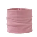 Détail de cache-cou côtelé rose doux, parfait pour un usage quotidien chaud en automne. - Rose