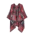 Detailansicht des roten geometrischen Strick-Ponchos, kuschelige Textur und Ethno-Muster. - Rot