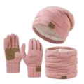 Detailansicht des pinken winterwarmen Strickmützen, Handschuhe und Schal Sets mit Plüsch. - Quadratischer Leder-Patch Dreiteiliges Set / Rosa