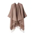 Detailansicht des eleganten einfarbigen Damen Quasten Schlitz Schals Strickbekleidung Mantel. - Camel