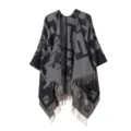 Vista di dettaglio del poncho mantella da donna lavorato a maglia con motivo geometrico. - Blu navy