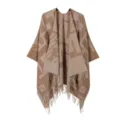Vista dettagliata del poncho in maglia elegante con motivo geometrico classico e frange. - Kaki