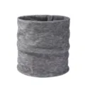 Grijze gebreide nekwarmer detail, zachte winter buissjaal tekstuur voor koud weer buiten. - donkergrijs