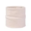 Gedetailleerd uitzicht op een gezellige beige winter nekwarmer, zachte fleece textuur. - Lichtgrijs
