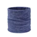 Detail blauwe fleece nekwarmer, zachte warme winter buissjaal stof tekstuur close-up - Marineblauw