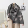 Modischer grauer Winterschal mit rosafarbenem Ginkgoblätter Jacquard, warme Damendecke. - Ginkgoblatt-Grau Rosa