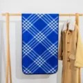 Gezellige blauw-witte ruitjes shawl op houten rek, klassieke Britse stijl warme wintersjaal. - Blauw