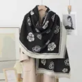 Detailansicht eines schicken schwarz-weißen Kamelienmuster Jacquard Winterschal Schals. - Kamelie-Schwarz und Weiß