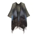 Detailaufnahme des ethnischen Strickponchos mit Farbverlauf und geometrischem Fransenmuster. - Regenbogenmuster Robe / Himmelblau