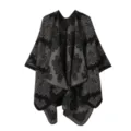 Vista detallada en primer plano del poncho de punto estilo étnico vintage mujer. - Negro