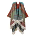 Detailansicht des ethnischen Strickponchos, geometrisches Muster mit Fransen-Design. - Horizontal Gestreifter Schlitzfransen Poncho / Orange