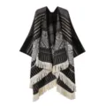 Detaillierte Ansicht des kuscheligen Strick-Ponchos im Ethno-Stil mit Fransen am Saum. - Schwarz und Grau