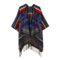 Detailansicht des ethnischen Strickcapes mit Fransen und bunten geometrischen Mustern. - Buntes Dreieck Dunkelgrau