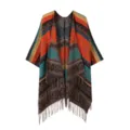 Detailansicht des ethnischen Strickumhangs mit bunten geometrischer Streifen und Fransen. - Bunter Schal Orangerot