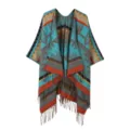 Ethnischem Stil gestrickter Poncho Detail, geometrisches Farbmuster mit schönen Fransen. - Buntes Dreieck Seeblau