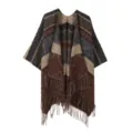 Detailansicht des retro ethnischen gewebten Damen Ponchos mit kunstvollen Mustern und Fransen. - Elefant Kaffee
