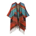 Nahaufnahme des bunten ethnischen Strickponchos mit Fransen, boho Umhang Cape für Damen. - Bunter Schal Weinrot