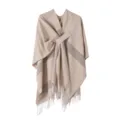 Detailansicht des warmen Strick-Ponchos mit schickem Wickelgurt und elegantem Fransensaum. - Morgenmantel / Gebrochenes Weiß