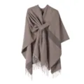 Detailaufnahme des eleganten braunen Damenponchos mit stilvollem Bindegürtel und Fransen. - Morgenmantel / Khaki