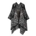 Primer plano del chal poncho de punto jacquard vintage, mostrando finos patrones grises y negros. - Negro
