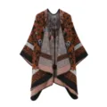 Böhmischer ethnischer Strick-Umhang Schal, stilvoller gemusterter warmer Poncho für Damen. - Karamellbraun