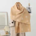 Detailansicht der Damen Herbst Winter dicker Jacquard Vintage warmer Schal Tuch. - Iris-Gelb