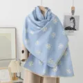 Detailansicht des warmen Winter-Jacquard-Schals, blauer Vintage-Schal mit Fransen. - Iris-Himmelblau
