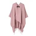 Chic cape poncho en tricot rose avec fermeture a bouton et franges pour l'automne hiver. - Rose