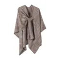 Detailaufnahme des braunen gemusterten Ponchos mit seitlicher Riemenknoten-Stoffstruktur. - Khaki