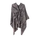 Nahaufnahme des Damen Strick Schals mit seitlicher Bindung und elegantem Detail im Herbst. - Altrosa
